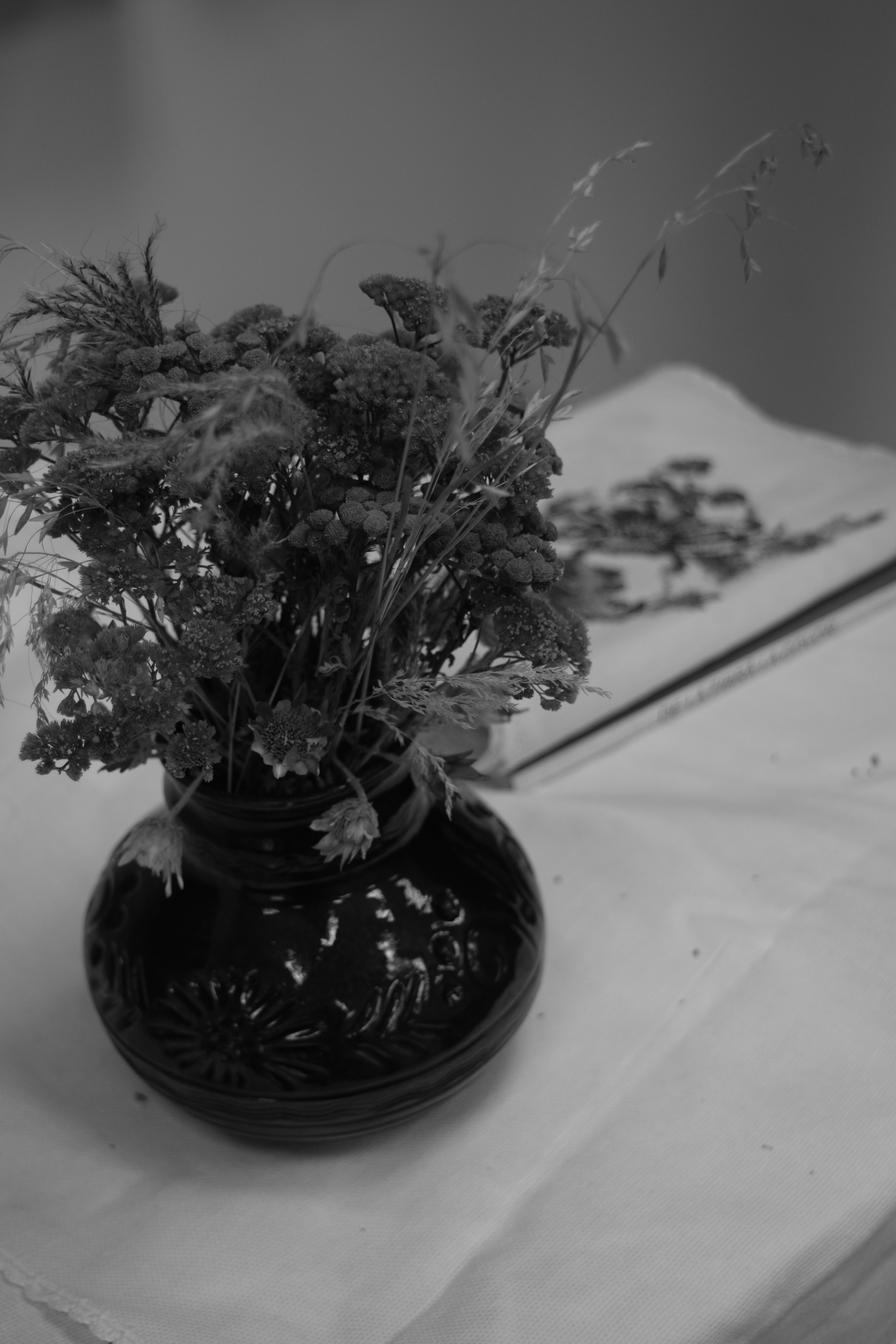 Black&White vase with dry flowers